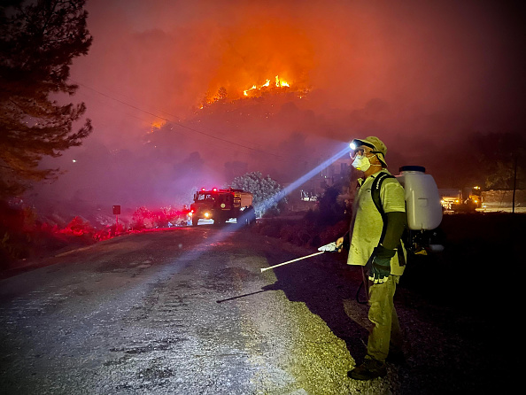 -Des pompiers, assistés de volontaires locaux, se battent pour éteindre un incendie de forêt à Oren, dans la région de vacances de Mugla, le 6 août 2021. Photo by SERDAR GURBUZ/AFP via Getty Images.