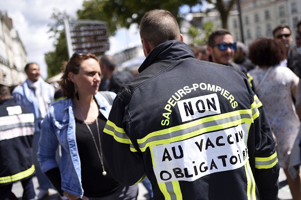 "Non au vaccin obligatoire". Un pompier lors d'une journée nationale de protestation contre le vaccin obligatoire Covid-19. À Nantes  le 7 août 2021. (Photo : SEBASTIEN SALOM-GOMIS/AFP via Getty Images)