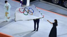 JO-2020: la maire de Paris Anne Hidalgo reçoit le drapeau olympique