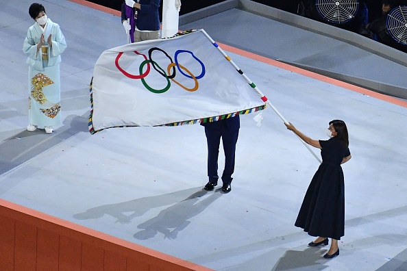 -La maire de Paris, Anne Hidalgo, brandit le drapeau olympique lors de la cérémonie de clôture des Jeux Olympiques de Tokyo 2020, le 8 août 2021. Photo par Antonin THUILLIER / AFP via Getty Images.