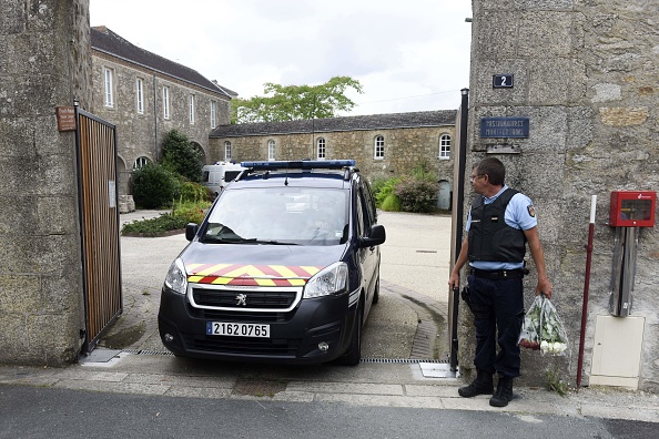 Un véhicule de gendarmerie quitte l'endroit où le prêtre a été assassiné, à Saint-Laurent-sur-Sèvres, le 9 août 2021. (Photo by SEBASTIEN SALOM-GOMIS/AFP via Getty Images)