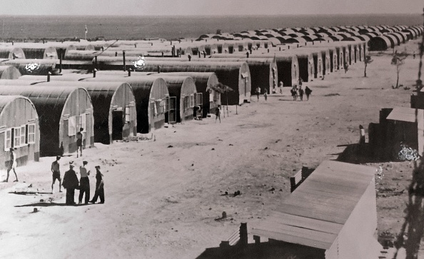 - Une vieille photographie d'un camp de détention britannique à Chypre exposée au musée juif de Chypre dans la ville portuaire de Larnaca le 26 juillet 2021. Photo de -/AFP via Getty Images.