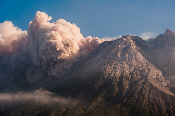-Le mont Merapi, le volcan le plus actif d'Indonésie, crache des cendres et de la lave depuis Sleman à Yogyakarta le 11 août 2021. Photo de Daffa Ramya Kanzuddin / AFP via Getty Images.