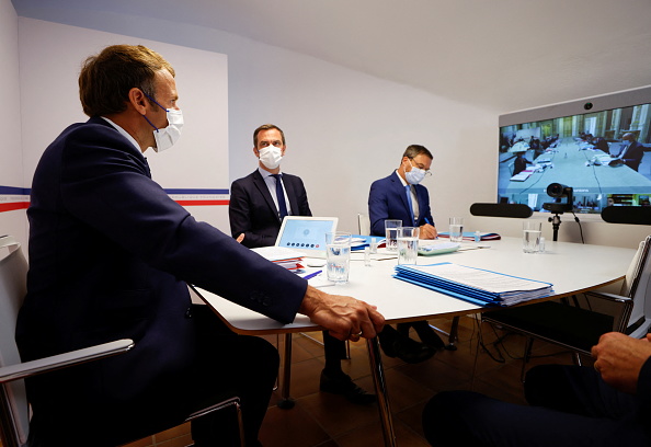 Le président français Emmanuel Macron (G) préside un Conseil Santé-Défense à la résidence d'été présidentielle du fort de Bregancon, le 11 août 2021. (ERIC GAILLARD/POOL/AFP via Getty Images)