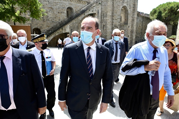 Le Premier ministre français Jean Castex (C) se promène dans le centre-ville de Carcassonne le 11 août 2021 avec le maire de Carcassonne Gérard Larrat (FREDERIC SCHEIBER/AFP via Getty Images)