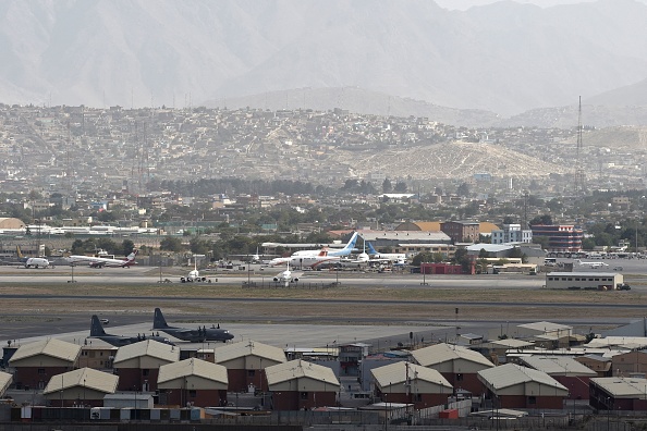 -Des avions sur le tarmac de l'aéroport de Kaboul, le 14 août 2021. Photo de Wakil KOHSAR / AFP via Getty Images.