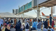 Confusion et désarroi à l’aéroport de Kaboul, où des milliers d’Afghans essaient de fuir