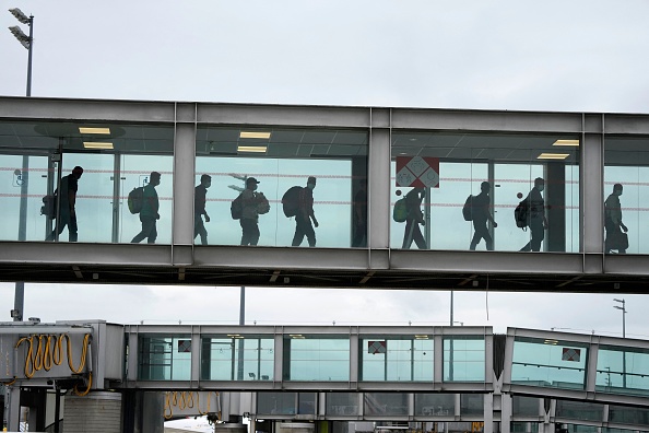 Des ressortissants afghans ayant fui l'Afghanistan, arrivent à Roissy Charles-de-Gaulle. (Photo :  -/AFP via Getty Images)