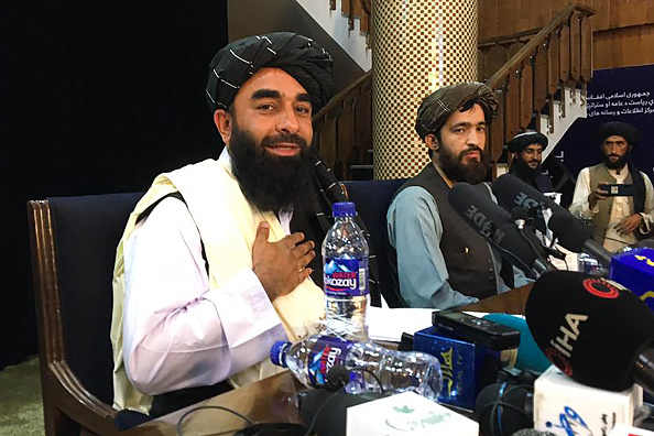 Le porte-parole des talibans Zabihullah Mujahid assiste à la première conférence de presse à Kaboul le 17 août 2021. Photo de Hoshang HASHIMI / AFP via Getty Images.