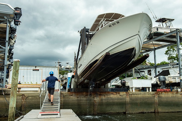-Les bateaux sont sortis de l'eau et placés à terre par les équipages de la marina de Safe Harbor en prévision de la tempête tropicale Henri qui devrait toucher terre sous forme d'ouragan dimanche, le Massachusetts, le 20 août 2021. Photo JOSEPH PREZIOSO/AFP via Getty Images.