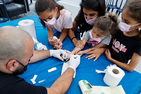 Avant le début de la nouvelle année scolaire, des enfants israéliens subissent un test d'anticorps Covid-19 dans la ville côtière de Netanya le 22 août 2021. (Photo : JACK GUEZ/AFP via Getty Images)
