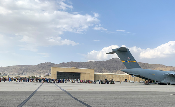-Des parachutistes de la XVIII Air borne Corp assistent à l'évacuation des non-combattants à l'aéroport international Hamid Karzai le 21 août 2021 à Kaboul, Afghanistan. Photo de l'armée américaine via Getty Images.