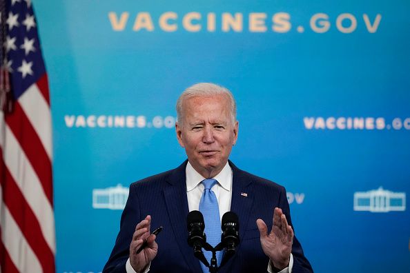 Le président américain Joe Biden parle des vaccins COVID-19 dans l'auditorium South Court de la Maison Blanche, le 23 août 2021 à Washington, DC. (Photo : Drew Angerer/Getty Images)