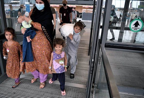 Des réfugiés afghans arrivent à l'aéroport international de Dulles le 27 août 2021 à Dulles, en Virginie. Photo Olivier DOULIERY / AFP via Getty Images.