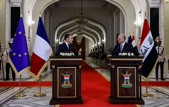 -Le président irakien Barham Saleh écoute son homologue français Emmanuel Macron lors de leur déclaration commune à la presse après leur rencontre le 28 août 2021 à Bagdad. Photo Ludovic MARIN / POOL / AFP via Getty Images.