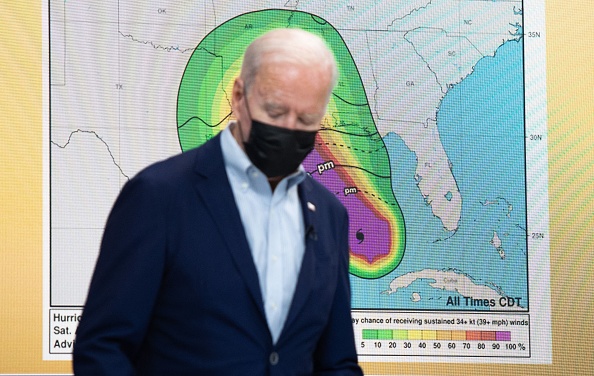 Le président américain Joe Biden arrive pour un briefing virtuel avec des responsables fédéraux de la gestion des urgences sur les préparatifs de l'ouragan Ida, à la Maison Blanche à Washington, DC, le 28 août 2021. Photo de SAUL LOEB / AFP via Getty Images.