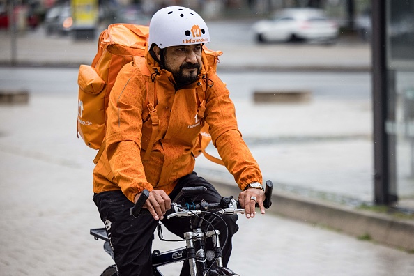 Sayed Sadaat, ancien ministre des communications en Afghanistan, gagne sa vie en livrant des repas comme coursier à vélo en Allemagne. (Photo : JENS SCHLUETER/AFP via Getty Images)
