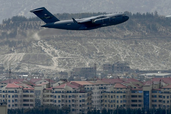 -Un avion de l'US Air Force décolle de l'aéroport de Kaboul le 30 août 2021. Photo d'Aamir QURESHI / AFP via Getty Images.