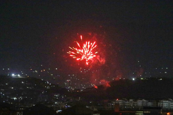 -Des coups de feu de célébration illuminent une partie du ciel nocturne après le décollage du dernier avion américain de l'aéroport de Kaboul au début du 31 août 2021. Photo by -/AFP via Getty Images.