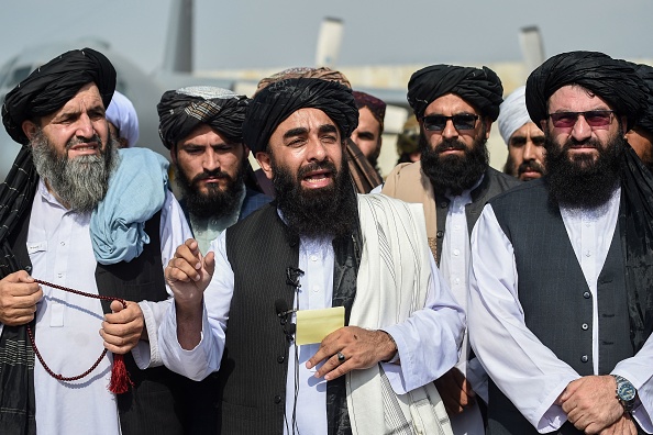 -Le porte-parole des talibans, Zabihullah Mujahid, lors d'une conférence de presse à l'aéroport de Kaboul le 31 août 2021. Photo de WAKIL KOHSAR / AFP via Getty Images.