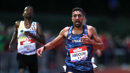 JO : le Français Morhad Amdouni fait tomber toutes les bouteilles d’eau, privant les autres marathoniens de ravitaillement