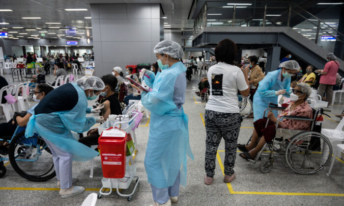 Des agents de santé administrent les vaccins AstraZeneca Covid-19 aux personnes âgées au Centre de vaccination central de la gare de Bang Sue Grand à Bangkok, en Thaïlande, le 13 juillet 2021. (Sirachai Arunrugstichai/Getty Images)