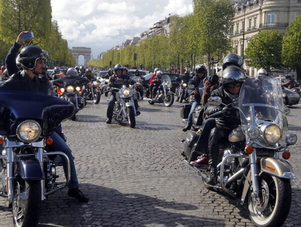 Des motards sur l'avenue des Champs-Élysées à Paris. (Photo : PIERRE VERDY/AFP via Getty Images)