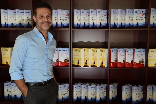 -Le romancier américain d'origine afghane Khaled Hosseini après une interview pour promouvoir la sortie de son livre, le 17 octobre 2013 à Milan. Photo par Giuseppe CACACE / AFP via Getty Images.