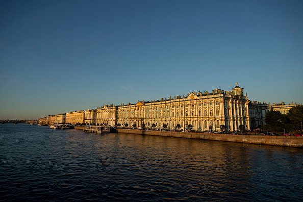 Vue sur l'Ermitage depuis le pont du palais, à Saint-Pétersbourg, en Russie. Photo de Richard Heathcote/Getty Images.