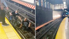 Vidéo : une personne courageuse sauve un homme en fauteuil roulant tombé sur les rails du métro