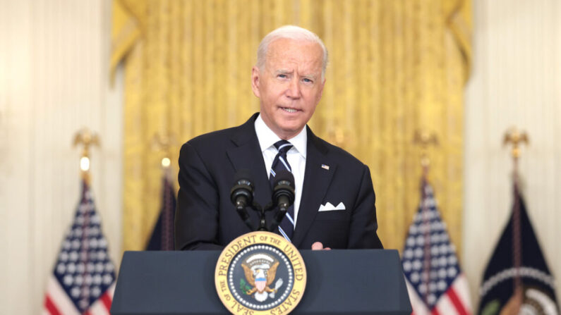 Le président Joe Biden prononce un discours dans la salle Est de la Maison-Blanche, à Washington, le 18 août 2021. (Anna Moneymaker/Getty Images)