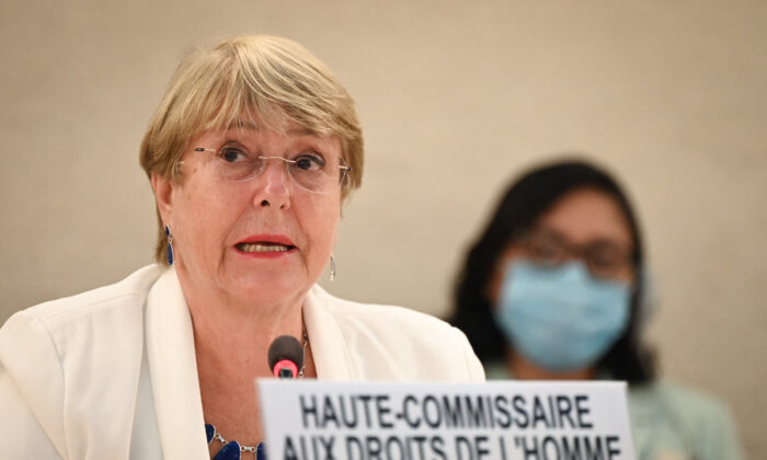 Michelle Bachelet, la Haut-Commissaire des Nations unies aux droits de l'homme, prononce un discours à l'ouverture d'une session spéciale du Conseil des droits de l'homme de l'ONU sur l'Afghanistan, à Genève, le 24 août 2021. (Fabrice Coffrini/AFP via Getty Images)