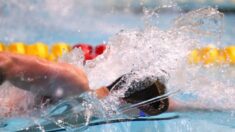 Un nageur olympique qui s’est entraîné dans une piscine pour enfants pendant la pandémie gagne l’or à Tokyo