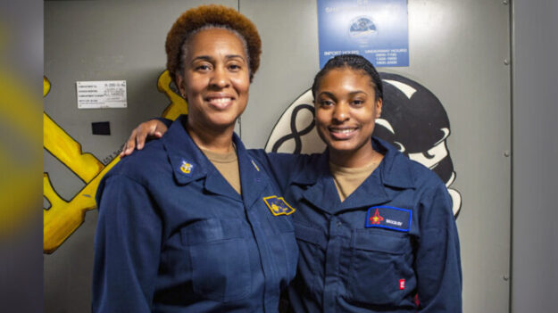 Une mère et sa fille de la marine ont la chance rare de servir sur le même navire : « C’est génial »