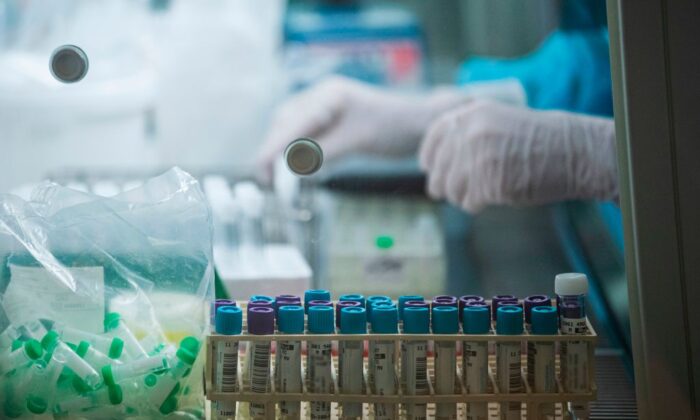 Un agent médical prépare et traite les tests PCR et les tests d'anticorps de personnes qui pensent être infectées par le Covid-19, au laboratoire de l'hôpital Karolinska à Solna, près de Stockholm, le 7 décembre 2020. (Jonathan Nackstrand/AFP via Getty Images)