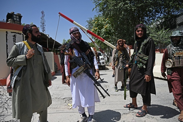 Des combattants talibans montent la garde le long d’une route près de la place Zanbaq à Kaboul, le 16 août 2021. Photo de Wakil Kohsar / AFP via Getty Images.