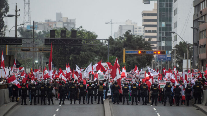 Des manifestants défilent pour demander la démission du président péruvien Pedro Castillo à Lima, le 15 août 2021. (ERNESTO BENAVIDES/AFP via Getty Images)