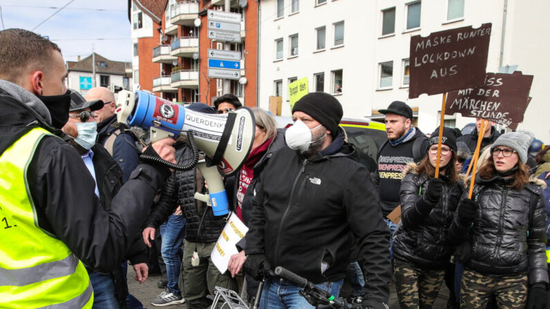 Des manifestants se rassemblent pour réclamer la fin des mesures restrictives contre le virus du PCC à Kassel, dans le centre de l'Allemagne, le 20 mars 2021. (Armando Babani/AFP via Getty Images)