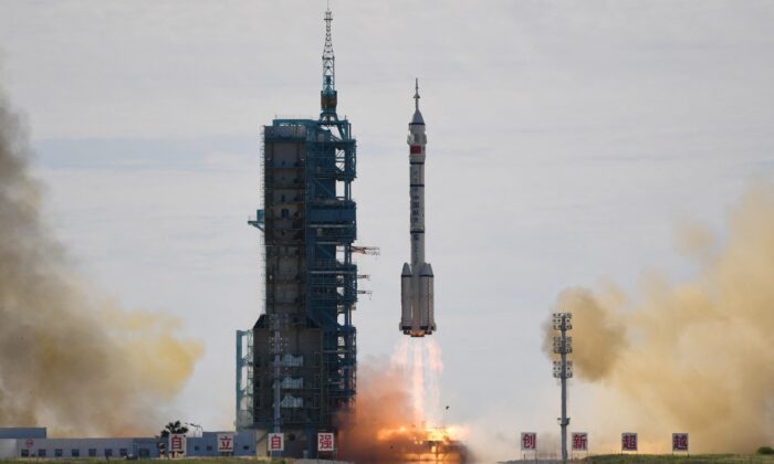 Une fusée porteuse Longue Marche-2F, transportant le vaisseau spatial Shenzhou-12 et un équipage de trois astronautes, décolle du Centre de lancement de satellites de Jiuquan, dans le désert de Gobi en Chine, le 17 juin 2021. Il s'agit de la première mission avec équipage vers la nouvelle station spatiale chinoise. (Greg Baker/AFP via Getty Images)