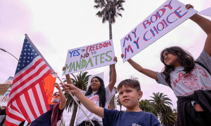 Des manifestants brandissent des pancartes lors d'une manifestation intitulée " Non au passeport vaccinal ", à Santa Monica, en Californie, le 21 août 2021. (Ringo Chiu/AFP via Getty Images)