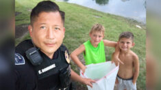 Un policier se sent mal à l’aise en voyant deux garçons près d’un étang, il est surpris de les trouver en train de « ramasser des déchets »