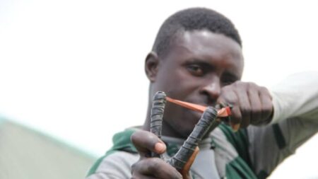 Des lance-pierres contre les AK-47 des terroristes, c’est le moyen utilisé pour se défendre dans l’État du Plateau au Nigeria