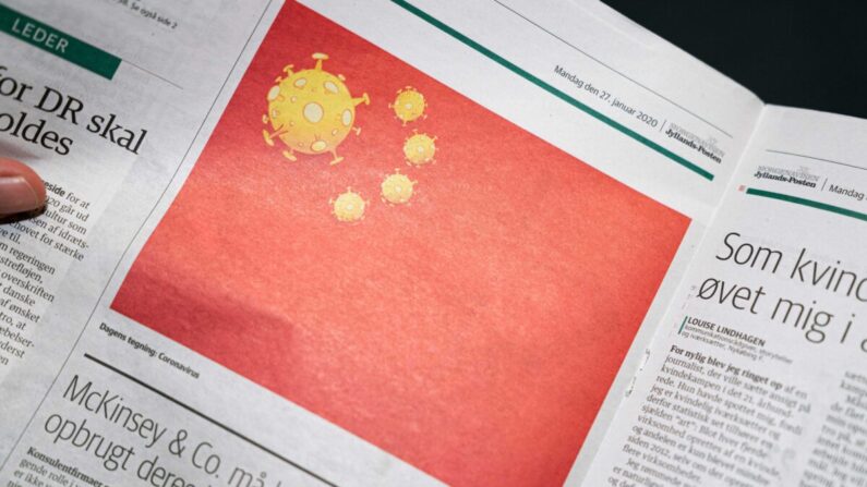 Une page du quotidien danois Jyllands-Posten de l'édition du 27 janvier 2020 montre une caricature réalisée par le caricaturiste éditorial danois Niels Bojesen du drapeau national chinois avec un coronavirus, à Copenhague, le 28 janvier 2020. (Ida Marie Odgaard/Ritzau Scanpix/AFP via Getty Images)