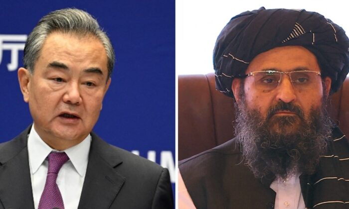 (À gauche) : Le ministre chinois des Affaires étrangères Wang Yi s'exprime lors du Forum de Lanting à Pékin, le 25 juin 2021. (À droite) : Le chef de l'équipe de négociation des talibans, le mollah Abdul Ghani Baradar, regarde la déclaration finale des pourparlers de paix entre le gouvernement afghan et les talibans à Doha, au Qatar, le 18 juillet 2021. (Jade Gao, Karim Jaafar/AFP via Getty Images)