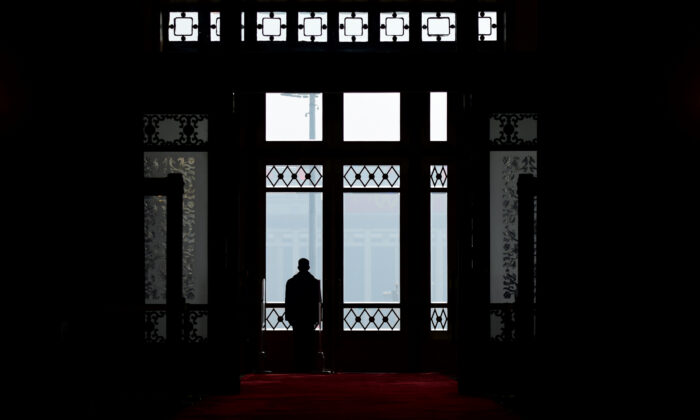 Un garde de sécurité se tient à l'entrée du Grand Hall du peuple pendant la quatrième session plénière de la première session de la 13e Assemblée nationale populaire à Pékin, le 13 mars 2018. (Wang Zhao/AFP via Getty Images)
