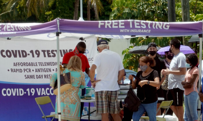 Des personnes attendent de recevoir un test de Covid-19 dans un centre de dépistage éphémère à Miami, Floride, le 26 juillet 2021. (Joe Raedle/Getty Images)