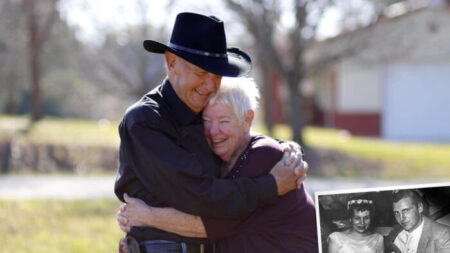 Un couple d’adolescents qui s’est rencontré dans les années 50 réalise sa première séance de photos, après 60 ans de mariage