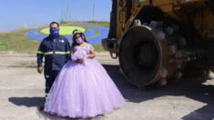 Une jeune fille mexicaine de quinze ans se fait photographier à côté de son père et du compacteur à ordures avec lequel il travaille : « C’est sa plus grande fierté ! »