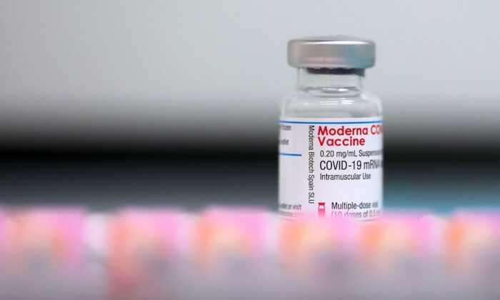 Un flacon contenant le vaccin Moderna contre le Covid-19. (Ronny Hartmann/AFP via Getty Images)