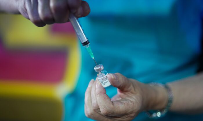 Le Dr Lisa Pickles prépare le vaccin contre le Covid-19 de Pfizer-BioNTech dans un centre de vaccination à Halifax, en Angleterre, le 31 juillet 2021. (Ian Forsyth/Getty Images)